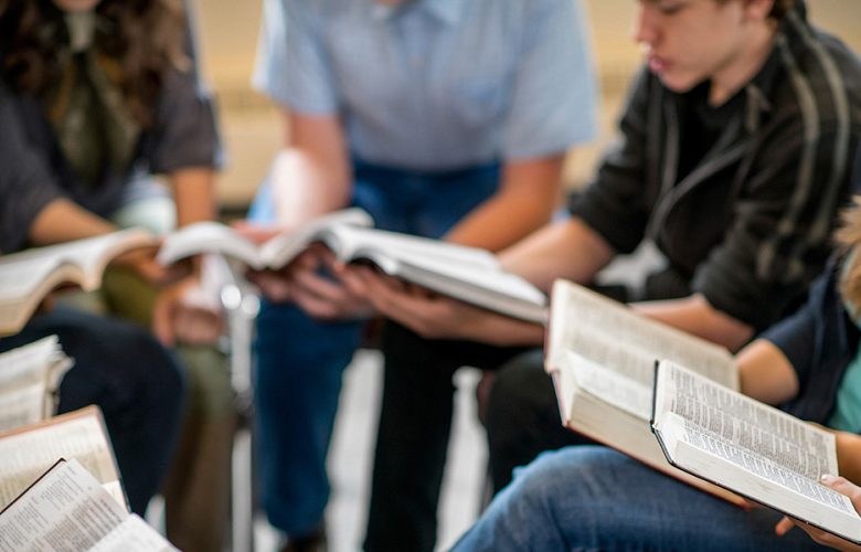 Jovens lendo a biblia